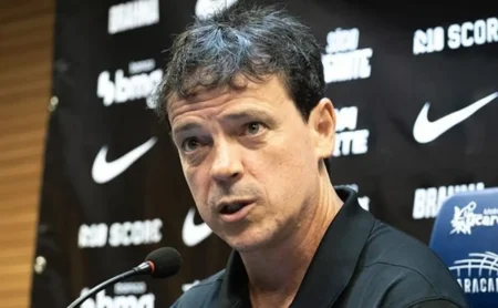 Fernando Diniz fala sobre a busca por reforços no Vasco: Estamos atrás de alguns jogadores Fernando Diniz fala sobre a busca por reforços no Vasco: "Estamos atrás de alguns jogadores"