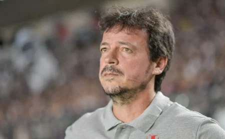 Fernando Diniz aprova e Vasco avança com a saída de Hugo Moura e Tchê Tchê