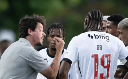 Fernando Diniz define escalação: GB fora, Johan Rojas titular no Vasco contra o Mirassol