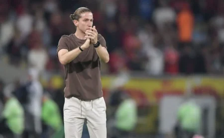 Filipe Luís revela detalhes sobre renovação com o Flamengo após vitória sobre o Vasco: “Saiu da linha” Filipe Luís revela detalhes sobre renovação com o Flamengo após vitória sobre o Vasco: “Saiu da linha”