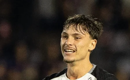 Flamengo acerta em R$ 94 milhões por Breno Bidon, enquanto Corinthians busca venda internacional