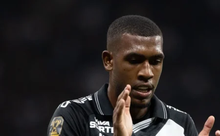 Flamengo buscou Rayan na última janela, mas atacante do Vasco preferiu permanecer no clube Flamengo buscou Rayan na última janela, mas atacante do Vasco preferiu permanecer no clube