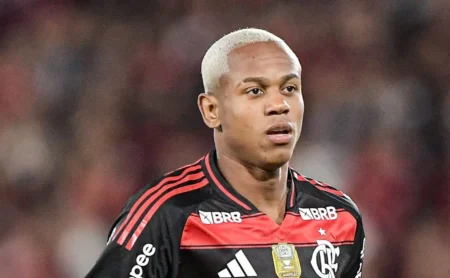 Flamengo busca acordo com Bragantino para venda de Wallace Yan após impasse