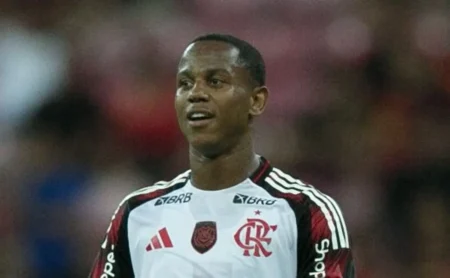Flamengo decide futuro de Wallace Yan; atacante terá chance no Carioca após polêmicas