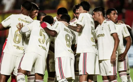 Flamengo é derrotado pelo Volta Redonda após expulsão no primeiro tempo Flamengo é derrotado pelo Volta Redonda após expulsão no primeiro tempo