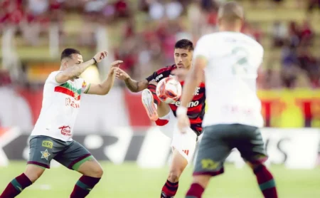 Flamengo empata com a Portuguesa-RJ no Carioca com reação no final