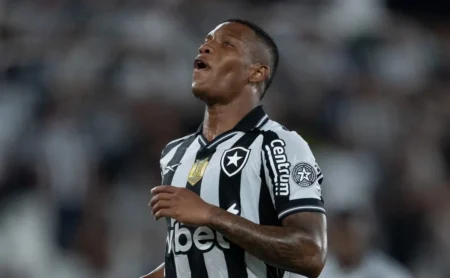 Flamengo e Palmeiras em alerta após decisão do Botafogo sobre Danilo.