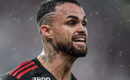 Flamengo impede Michael de ir para o Corinthians por conta de salário.