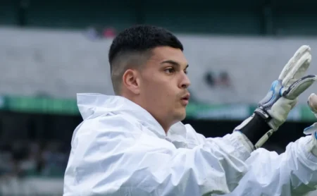 Flamengo mantém interesse em Gabriel Brazão e prioriza goleiro do Santos