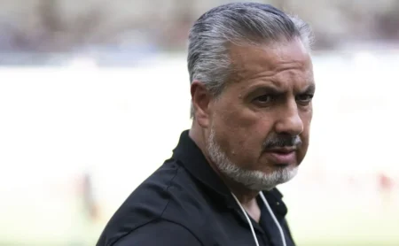 Flamengo mantém negociação com Andrew e segue interessado em Gabriel Brazão