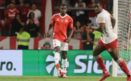 Félix Torres pode ser titular pela primeira vez em jogo internacional; Mercado no banco contra o Athletico-PR