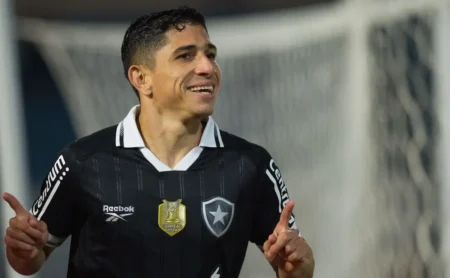 Fluminense define contratação de Savarino com Wallace Davi no negócio, após aval de Zubeldía Fluminense define contratação de Savarino com Wallace Davi no negócio, após aval de Zubeldía