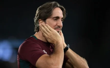 Fluminense divulga nota oficial sobre procedimento cardiovascular de Luis Zubeldía