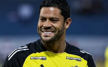 Fluminense surpreende e avança com lance de Hulk Fluminense surpreende e avança com lance de Hulk