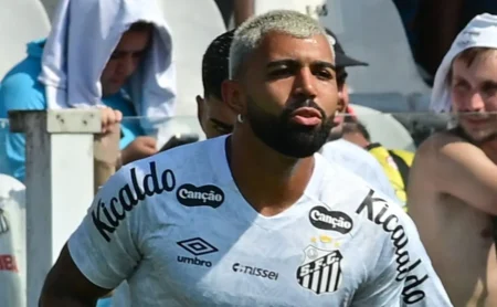 Gabigol recebe atenção de torcedor antes de Santos x Grêmio Novorizontino após invasão de campo na Vila Belmiro