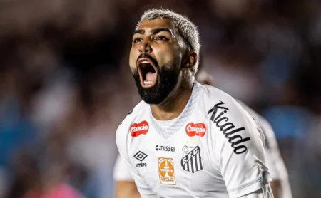 Gabigol se irrita com árbitro, critica faltas e se exalta em clássico entre Santos e Corinthians