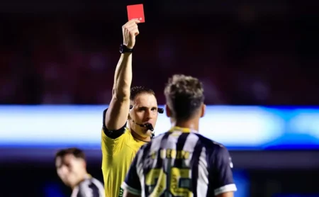 Gabriel Menino é expulso após reação no primeiro tempo de São Paulo x Santos