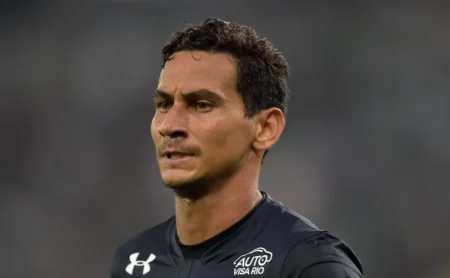 Ganso é oferecido ao Santos, mas Vojvoda decide não contratá-lo. Ganso é oferecido ao Santos, mas Vojvoda decide não contratá-lo.