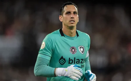 Gatito Fernández, ex-jogador do Botafogo, interessa ao Sport para a Série B do Brasileirão