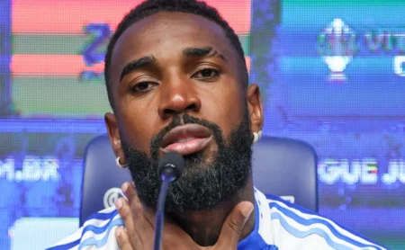 Gerson ainda não foi registrado no BID e estreia pelo Cruzeiro pode ser adiada para o clássico