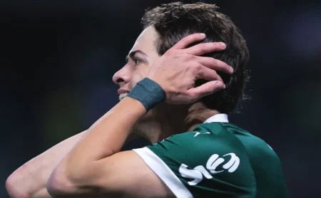 Giay e Maurício são vaiados pela torcida do Palmeiras em jogo contra o Mirassol Giay e Maurício são vaiados pela torcida do Palmeiras em jogo contra o Mirassol