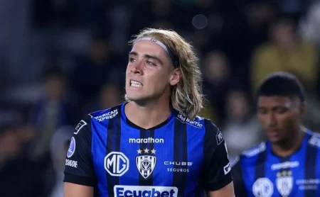 Gols de Claudio Spinelli despertam o interesse do Vasco e negociação aguarda aval de Diniz Gols de Claudio Spinelli despertam o interesse do Vasco e negociação aguarda aval de Diniz