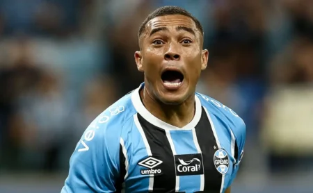 Grêmio inicia tratativas para renovação de contrato com Carlos Vinícius