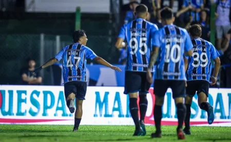 Grêmio: Jovem Roger se destaca em estreia com gol e assistência contra o Avenida