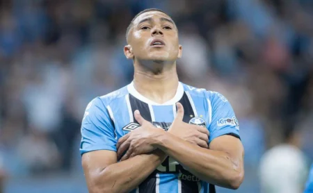 Grêmio negocia com José Enamorado para reforçar o ataque ao lado de Carlos Vinicius