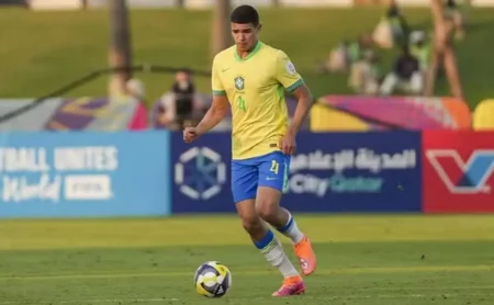 Grêmio rejeita proposta do Olympiacos e aposta em jovem zagueiro em 2026