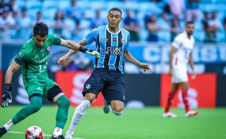 Grêmio vence o São Luiz com goleada e show de Carlos Vinícius no Gauchão