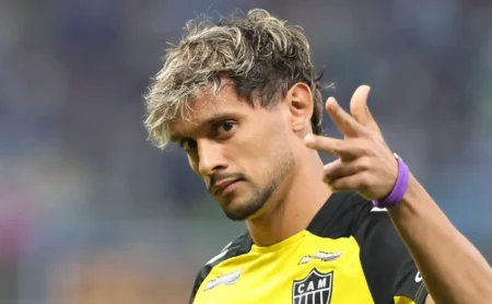 Gustavo Scarpa responde e comunica ao Santos que não deseja assinar.