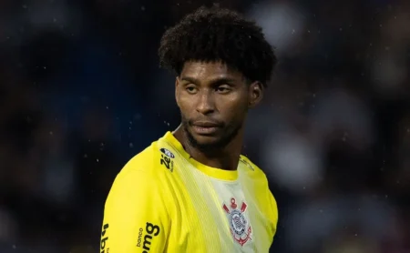 Hugo Souza é flagrado em falha crucial no gol de Gabigol, em Santos x Corinthians