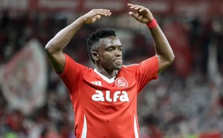 Internacional contrata Carbonero, que permanece no Colorado até 2029