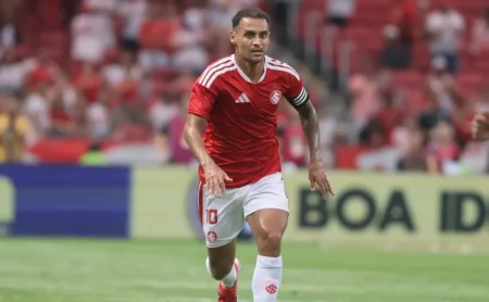 Internacional cria chances, mas perde para o Athletico-PR em casa