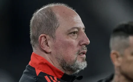 Internacional negocia renovação e busca atacante no mercado