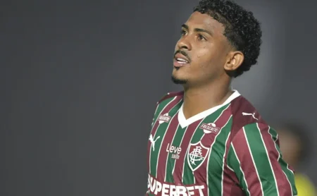 John Kennedy torce o tornozelo e gera preocupação no Fluminense ao deixar o estádio de muletas