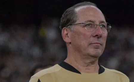 John Textor busca acordo com Atlanta para encerrar banimento de transferências no Botafogo