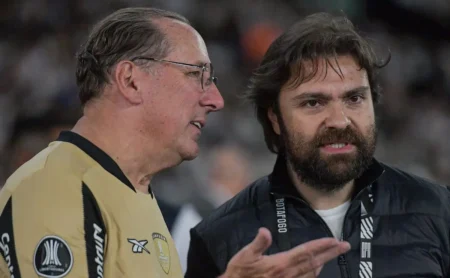 John Textor negocia com meia-atacante; Botafogo mantém sigilo nos bastidores John Textor negocia com meia-atacante; Botafogo mantém sigilo nos bastidores