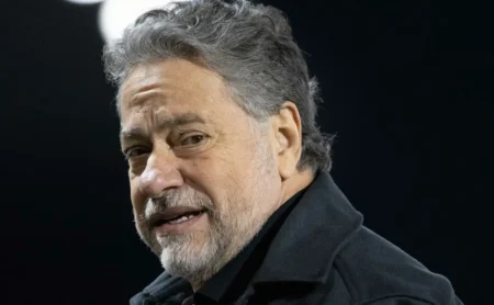 Julio Casares busca evitar impeachment em meio a perda de apoio.