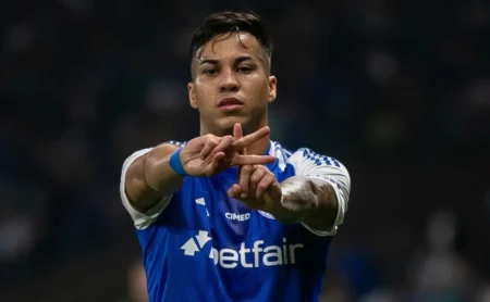 Kaio Jorge, alvo de Flamengo e Cruzeiro, publica postagem enigmática e gera expectativa em torcidas.