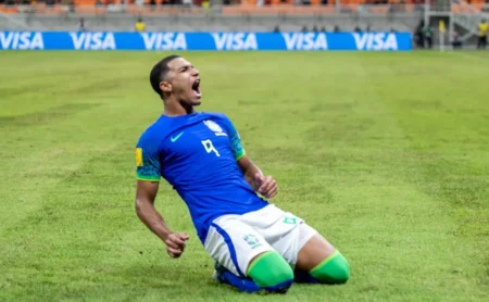 Kauã Elias acerta com o Flamengo e clube busca ex-jogador do Fluminense Kauã Elias acerta com o Flamengo e clube busca ex-jogador do Fluminense