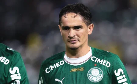 Khellven comete falta dura contra o São Paulo, recebe amarelo e é criticado pela torcida do Palmeiras