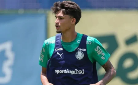 Larson celebra estreia profissional e antecipa confronto com a Portuguesa Larson celebra estreia profissional e antecipa confronto com a Portuguesa