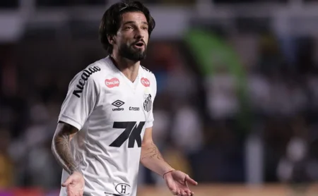 Lautaro Díaz busca resposta no Santos e se apega à boa lembrança contra o Bragantino