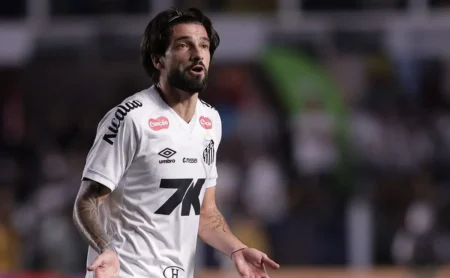 Lautaro Díaz desperdiça chance clara na Arena Barueri e recebe críticas da torcida