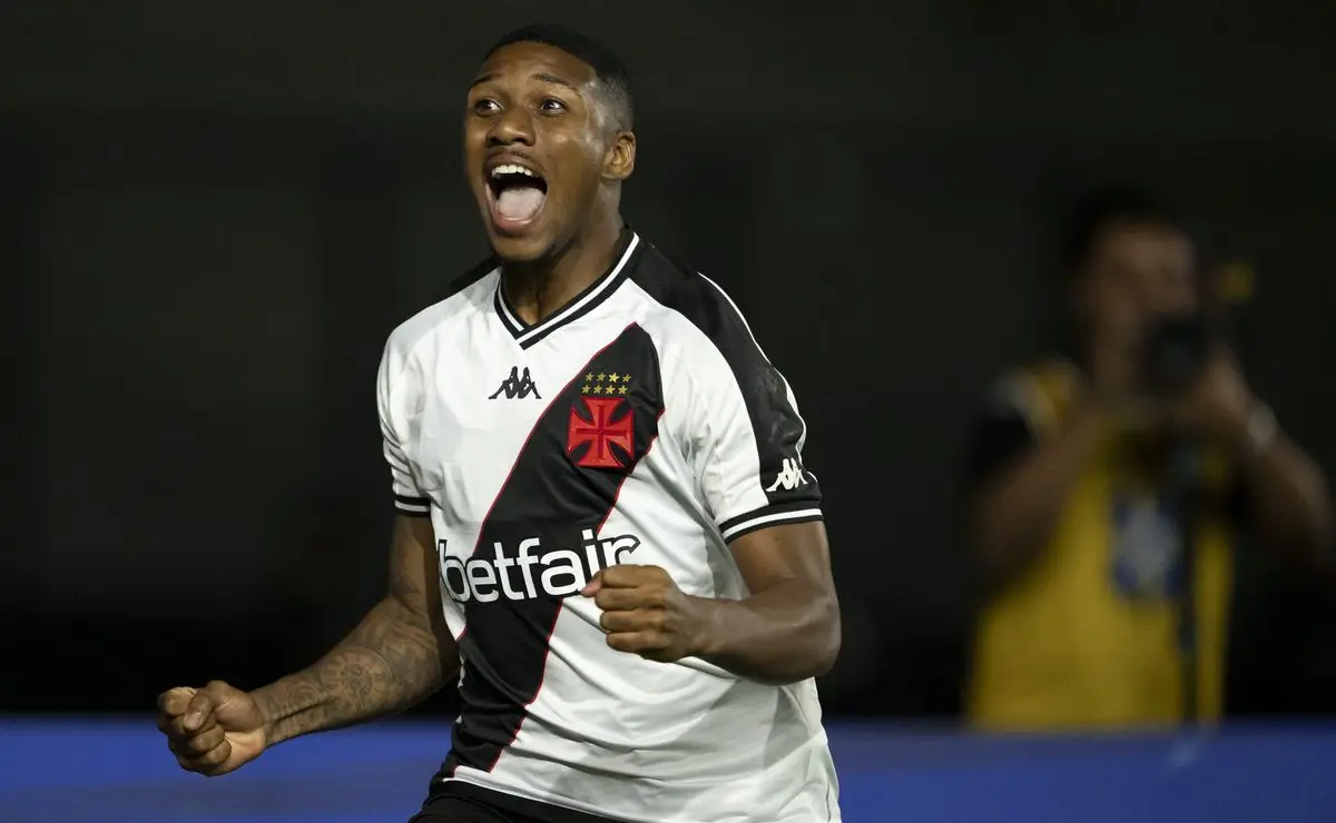 Leandrinho, valorizado no Vasco, desperta interesse do futebol árabe e pode deixar o clube. Leandrinho, valorizado no Vasco, desperta interesse do futebol árabe e pode deixar o clube.