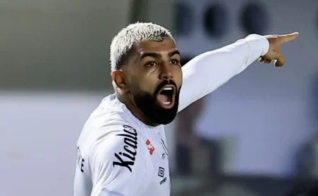 Leitura labial revela Gabigol acusando árbitro Lucas Canetto Belotti de favorecer o Corinthians