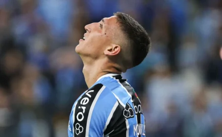 Lesão de Monsalve frustra planos do Grêmio; período de recuperação é detalhado.