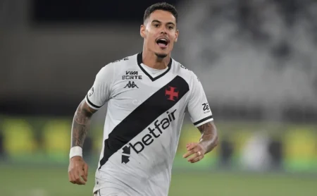 Lucas Freitas, do Vasco, recebe sondagem do Vitória e pode ser negociado nesta janela.